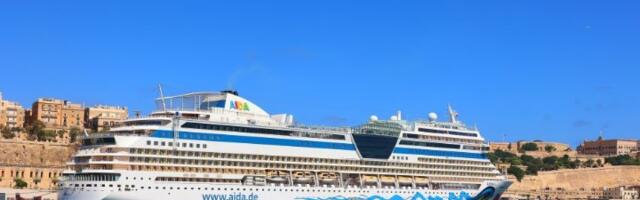 Mladić koji radi na KRUZERU otkrio ŠTA SE ZAISTA DEŠAVA kad posada uveče zatvori vrata i zaključa se u jednu prostoriju