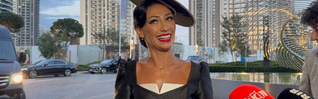 Na trpezi za Aranđelovdan od ptice mleko: 30 godina mlađa supruga našeg muzičara uči ćerku da se krsti