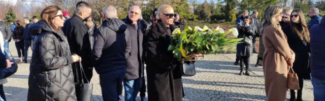 NATAŠA BEKVALAC SKRHANA OD BOLA: Čuvena pevačica na sahrani Tatjane Ječmenice - BAŠ POTRESNO! (FOTO)
