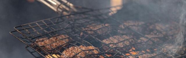 UMALO IZGUBILI GLAVU! Cela porodica završila u bolnici zbog roštilja: Pogledajte gde su raspalili vatru