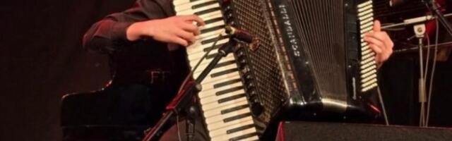 "VIDIMO SE U SUBOTU NA PLATOU ISPRED SKUPŠTINE": Oglasio se mladi Vuk Đokić, harmonikaš koji će na SNS skupu svirati robotima Moravac (VIDEO)