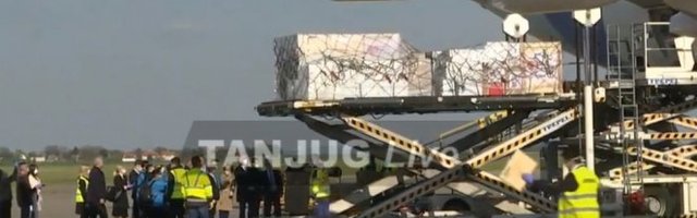 (UŽIVO) BRAVO, BRAĆO KINEZI! Na aerodrom Nikola Tesla sleteo još jedan avion PUN MEDICINSKE OPREME ZA SRBIJU!