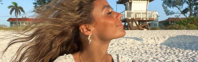 Beach waves je frizura koju želimo da nosimo i posle mora – evo kako da je kreirate