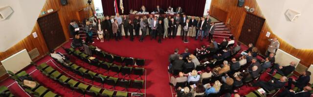 U Skupštini Kragujevca opozicioni odbornici stoje za govornicom, emitovana himna, vlast u klupama…
