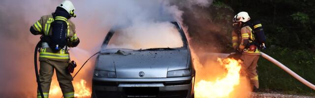 Drama na Banjici! Tri automobila gore kao buktinja, vatrogasci na licu mesta