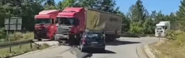 Haos na putu ka Zlatiboru: Sudarili su šleper i auto (VIDEO)