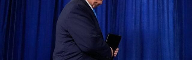 ISTORIJSKI POTRES U VAŠINGTONU I POČETAK KRAJA NAJMOĆNIJEG ČOVEKA SVETA: Tramp na korak od provalije nakon što su mu najbliži saradnici okrenuli leđa i zabili NOŽ U LEĐA (FOTO, VIDEO)