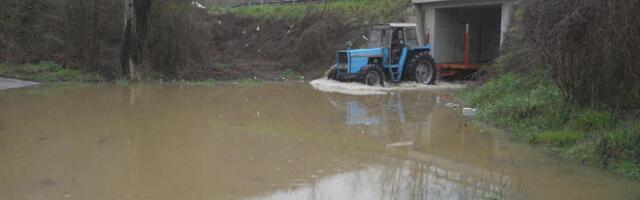 MEŠTANI DLJINA KOD LUČANA U PROBLEMU ZBOG IZLIVANJA ZAPADNE MORAVE: Odsečeni od sveta, traktorima prevoze decu u školu (FOTO)