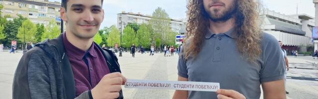 Studenti u Leskovcu u akciji lepljenja i podele nalepnica, poručuju da su spremni za izbore