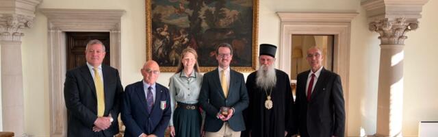 Princ Filip u Kraljevskom Dvoru ugostio komandanta KFOR koji je 2004. sačuvao Pećku patrijaršiju
