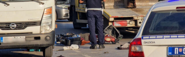 TEŠKA SAOBRAĆAJNA NESREĆA U NOVOM SADU: Vozač mopeda hitno prebačen u bolnicu, delovi vozila rasuti po drumu! (FOTO)