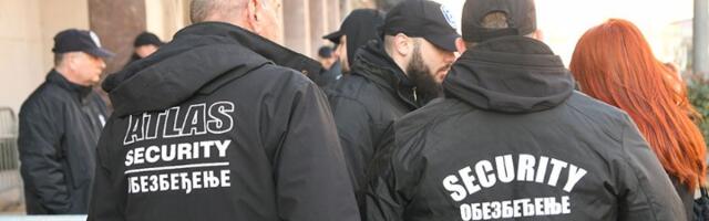 Vučićev "student" tukao građane ispred Skupštine grada (FOTO)
