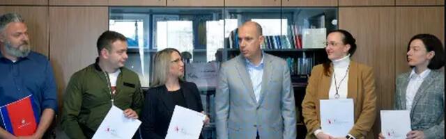 Petoro zdravstvenih radnika se vratilo iz inostranstva, Lončar im uručio ugovore o radu