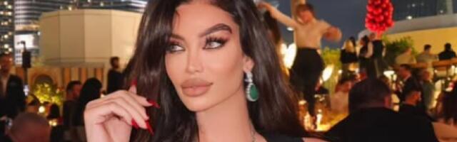 Gole grudi i čipka - Soraja u zavodljivoj pozi pokazala sve atribute (FOTO)