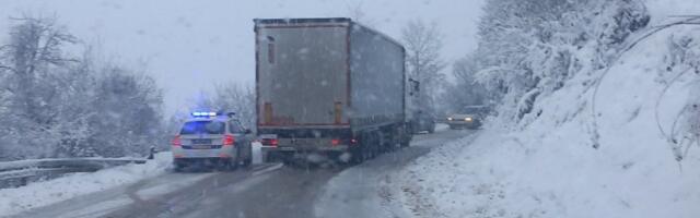 Palo oko 15 centimetara snega: Vejalo celu noć (FOTO)