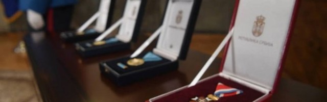 VUČIĆ URUČIO JE ZLATNE MEDALJE ZA ZASLUGE povodom Dana primirja /Foto/