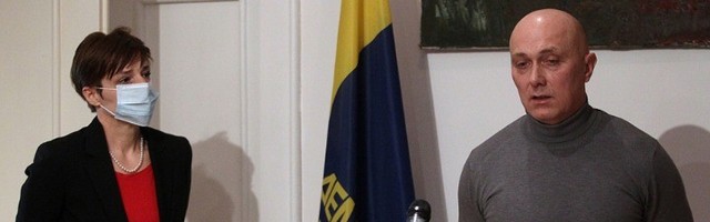 DS: NATO srušio mostove, a vlast državu