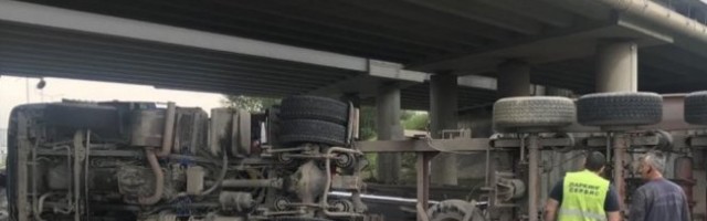 TRAGEDIJA NA PANČEVAČKOM PUTU! Teškim kamionom "skanija" zakucao se u ogradu, VOZAČ OSTAO NA MESTU MRTAV