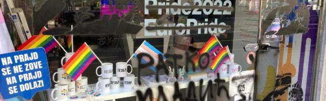 Izlog Prajd info centra „ukrašen“ likom Ratka Mladića