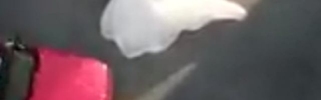 Mladenci nasred ulice učinili neprihvatljivu stvar! (VIDEO)