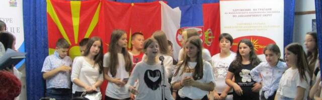 Na priredbi „Zboruvajme makedonski“ u Pečenjevcu osnovci glumili i pevali na makedonskom jeziku