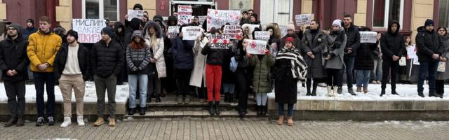 Ispred Fakulteta medicinskih nauka studenti odali poštu nastradalima 1. novembra u Novom Sadu (VIDEO)