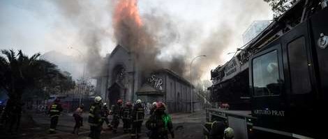 Zapaljene crkve u Santiagu u protuvladinim protestima