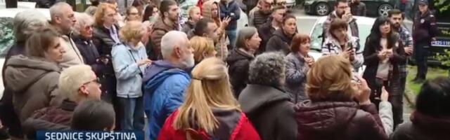 Tenzije: Privatno obezbeđenje brani ulaz građanima u opštinu Čukarica (FOTO)