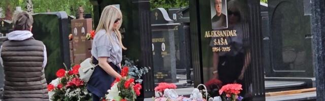 Na spomenik Saše Popovića vraćena slova: Suzana skinula crninu, na grob donela tortu i još jednu stvar