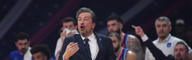 VELIKI SKANDAL POSLE MEČA U ATINI Trener Efesa se sukobio sa navijačima Panatinaikosa (VIDEO)