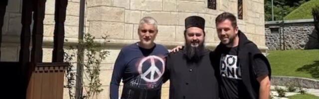 (FOTO) ČEDA JOVANOVIĆ OTIŠAO U MANASTIR: Slika osvanula na društvenim mrežama - Evo sa kim se nalazi u ovoj svetinji nakon razvoda