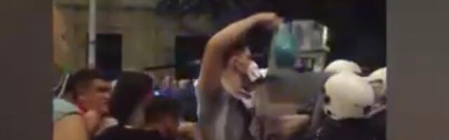 GAĐAO POLICIJU TEČNOŠĆU SPECIFIČNOG MIRISA, PA TVRDI DA JE U PITANJU VODA! Uhapšen blokader nasilnik iz Pančeva ! (VIDEO)