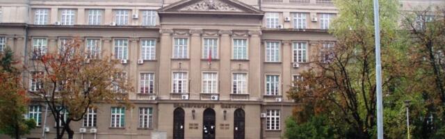 Studenti Poljoprivrednog objavili sliku glave lutke, ofarbane u crveno, koja je ostavljena ispred kancelarije pretučene koleginice