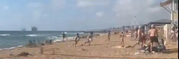 PANIKA NA PLAŽI U IZRAELU: Rakete Hezbolaha pale u more blizu kupača (VIDEO)