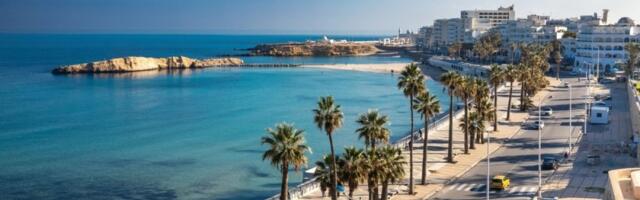 Tunis bruji o srpskom kolu: Naši turisti nasred plaže zaigrali "Moravac" - Prizor oduševio goste (VIDEO)