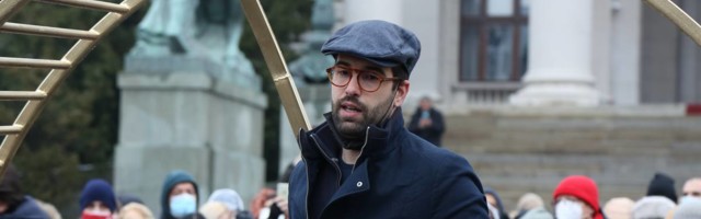 Pijanista je ispred Skupštine izveo performans na koji niko nije ostao ravnodušan: Ova zgrada je cirkus u kojem je glavna tačka jahanje naroda