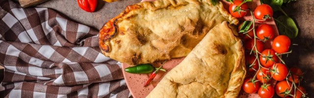 Originalni recept za pravu napuljsku kalconu je toliko dobar da ćete stalno praviti ovo tradicionalno punjeno pecivo