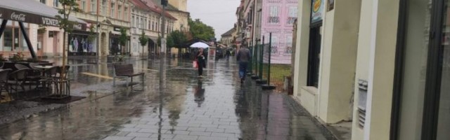 DANI PIVA ISPOD KIŠOBRANA! Loše vremenske prilike kvare planove organizatora, ZRENJANINSKE ULICE SABLASNO PRAZNE/VIDEO/