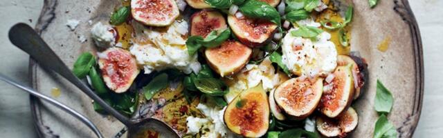 Salata od crnih smokvi, mozzarella sira i bosiljka