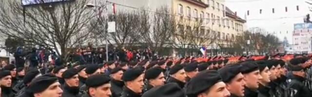 Dodik je naručio vojnicima da pevaju kafansku pesmu na proslavi Dana Republike Srpske i bojimo se da znamo razlog