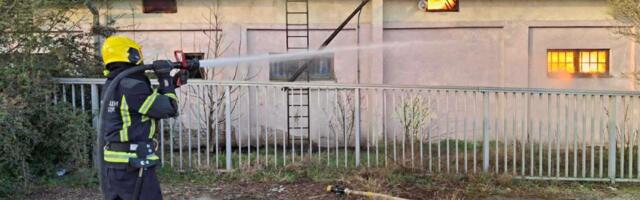 VATRA ZAHVATILA DVA OBJEKTA: Detalji požara između Rume i Iriga - radnik povređen dok se sam borio s buktinjom (FOTO/VIDEO)