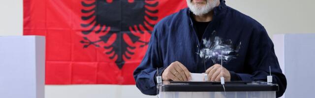 Dok mu zemlja gori, Edi Rama za sve krivi Iran i objavljuje bizarne AI snimke u mini suknji