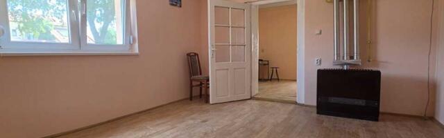 FOTO: Renovirana kuća u Zrenjaninu za 75.000 evra – ima dvorište i pomoćni objekat