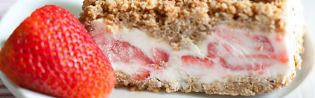 Ledena hrskava torta sa jagodama