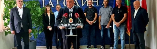 Mi od para koje dobijamo iz budžeta nismo kupovali automobile, kačkete i upaljače za kampanju, MI VODIMO 1.000 POLJOPRIVREDNIKA U PARALIJU!