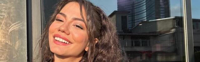 KUPAĆI JOJ JE TOLIKO MALI DA SE JEDVA PRIMEĆUJE: Van kamera ljubila je sve TURSKE FACE, a sada pokazala duplo više nego u seriji, BRUTALNO ZGODNA (FOTO)