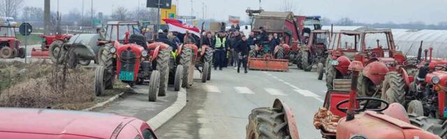 Osećamo se kao građani druge vrste – meštani 5 sela sa 100 traktora na blokadi puta Leskovac-Vlasotince