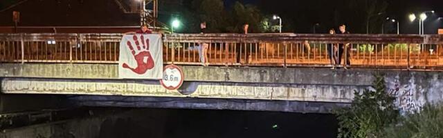 Kordon leskovačke policije dočekao studente i građane kod nadvožnjaka
