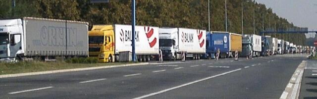 AMSS: Magla otežava vožnju! Na izlazu iz Srbije teretnjaci čekaju i do 8 sati
