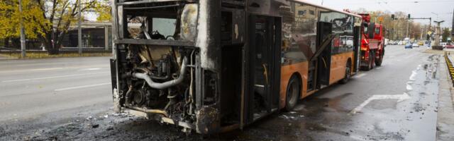 Izgoreo autobus u Padežu: Vatra "progutala" vozilo, ali i strujne kablove